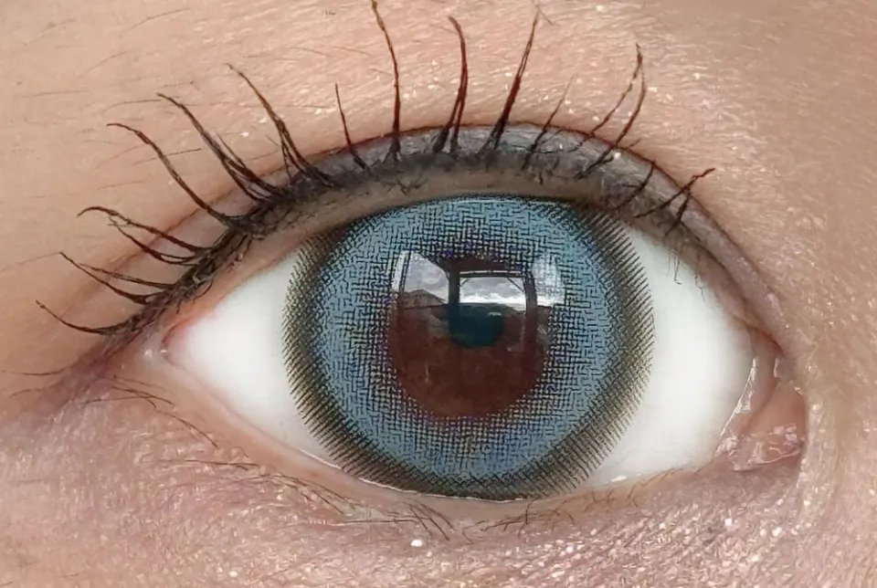 Honey Kiss 원데이 14.5mm 츄룽슈가블루 렌즈착용 이미지