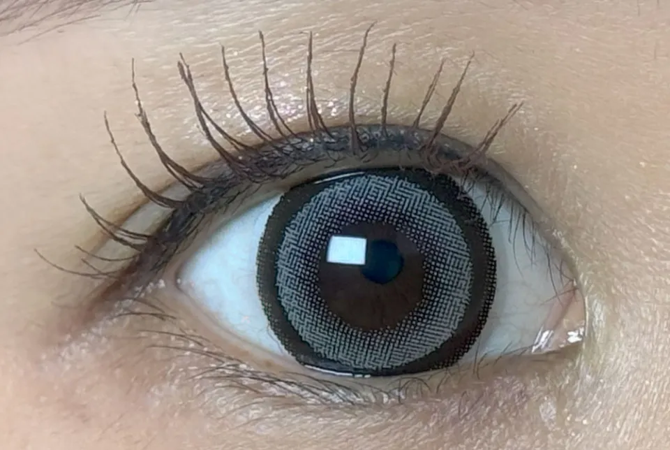 Honey Kiss 원데이 14.5mm 츄룽팝그레이 착용 이미지
